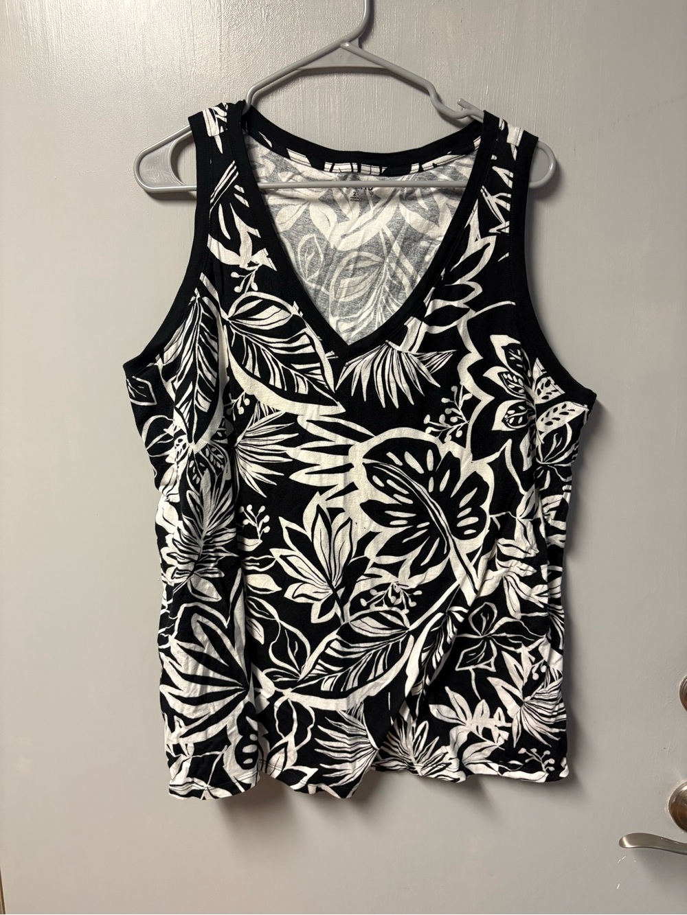 Torrid Black & White Floral V-Neck Tank Top size 2 (18/20)